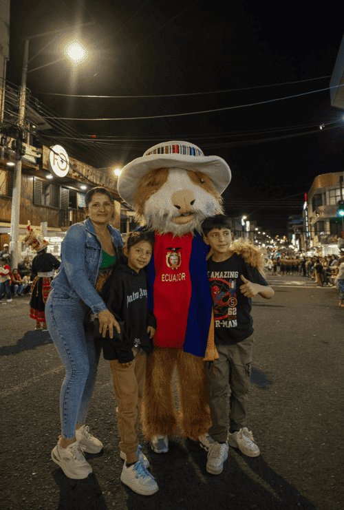 Fiestas en Morona Santiago con internet MoronaNet - Conectividad para toda la familia Familia de Morona Santiago celebrando fiestas con conectividad MoronaNet